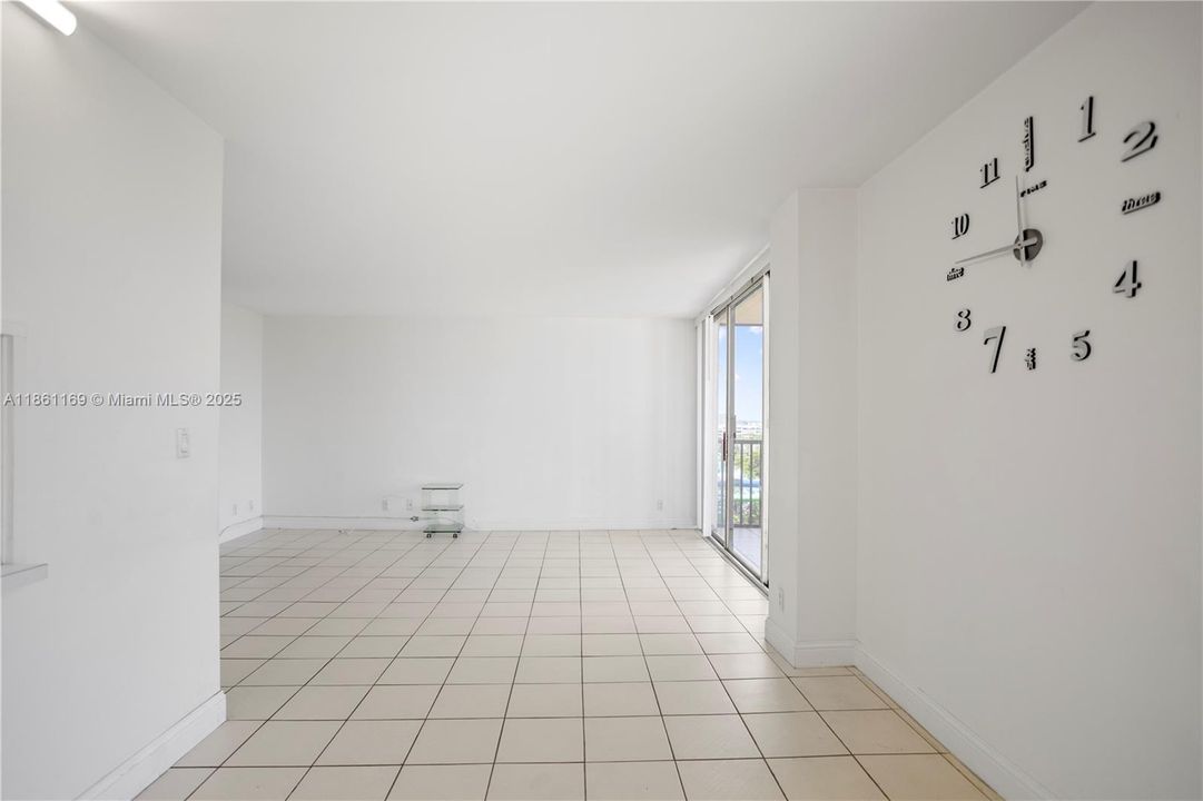 Под контрактом: $184,988 (1 спален, 1 ванн, 1038 Квадратных фут)