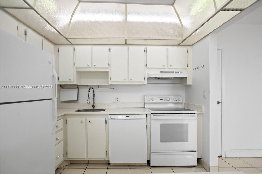 Под контрактом: $184,988 (1 спален, 1 ванн, 1038 Квадратных фут)