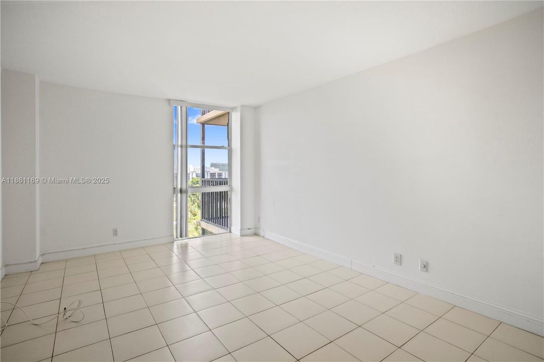 Под контрактом: $184,988 (1 спален, 1 ванн, 1038 Квадратных фут)