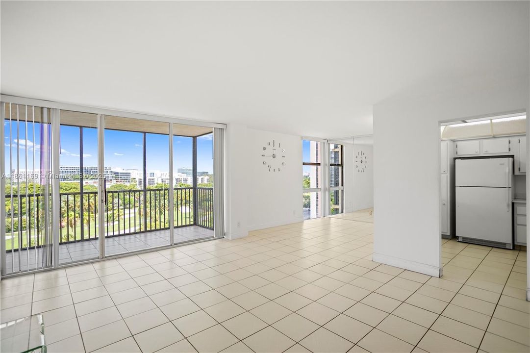 Под контрактом: $184,988 (1 спален, 1 ванн, 1038 Квадратных фут)