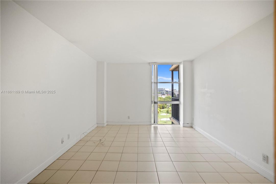 Под контрактом: $184,988 (1 спален, 1 ванн, 1038 Квадратных фут)