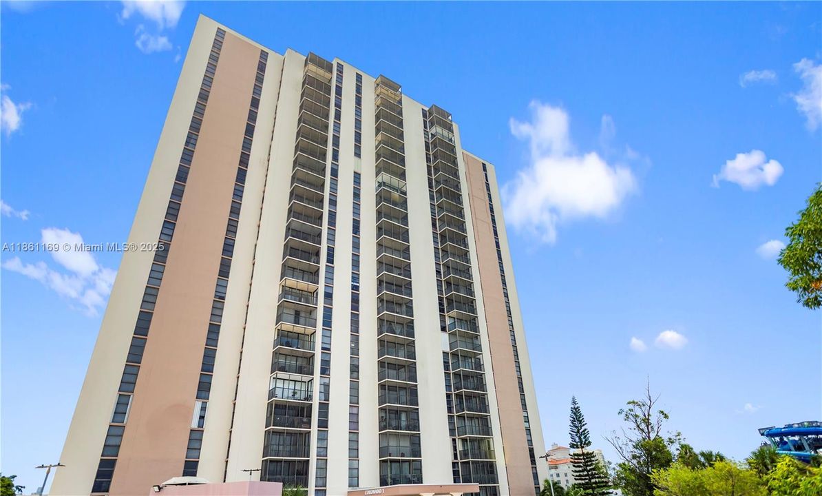 Под контрактом: $184,988 (1 спален, 1 ванн, 1038 Квадратных фут)