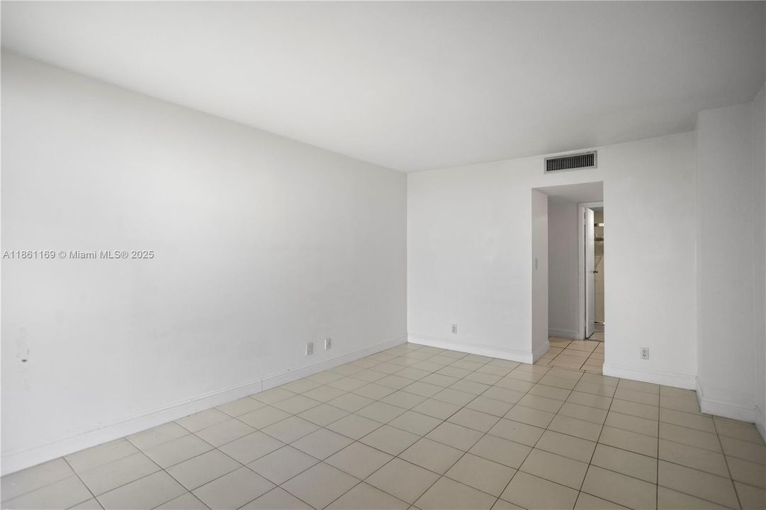 Под контрактом: $184,988 (1 спален, 1 ванн, 1038 Квадратных фут)