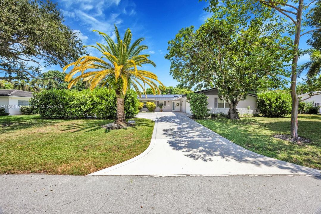 Inviting yet private MANGOWOOD ... Huge driveway .  Plenty of parking.