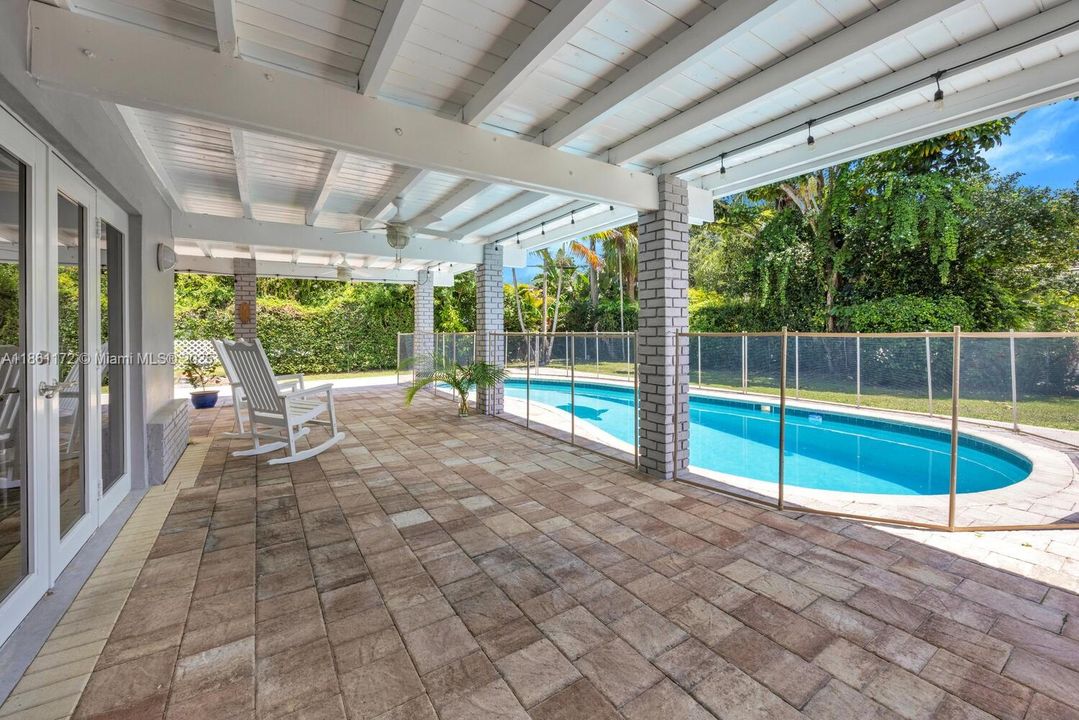 Removeable kiddie fence & inviting pool