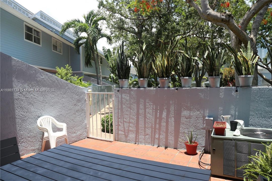 For Sale: $740,000 (2 beds, 2 baths, 875 Square Feet)