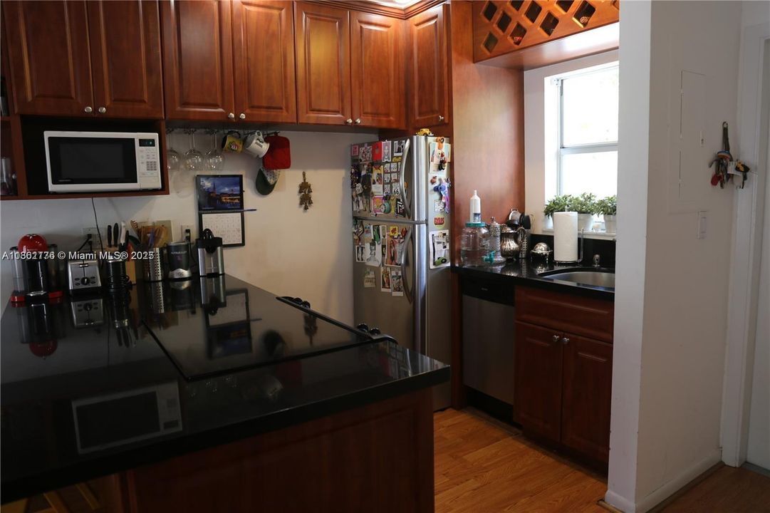 For Sale: $740,000 (2 beds, 2 baths, 875 Square Feet)