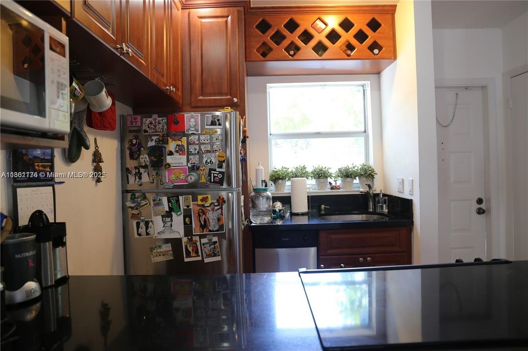 For Sale: $740,000 (2 beds, 2 baths, 875 Square Feet)