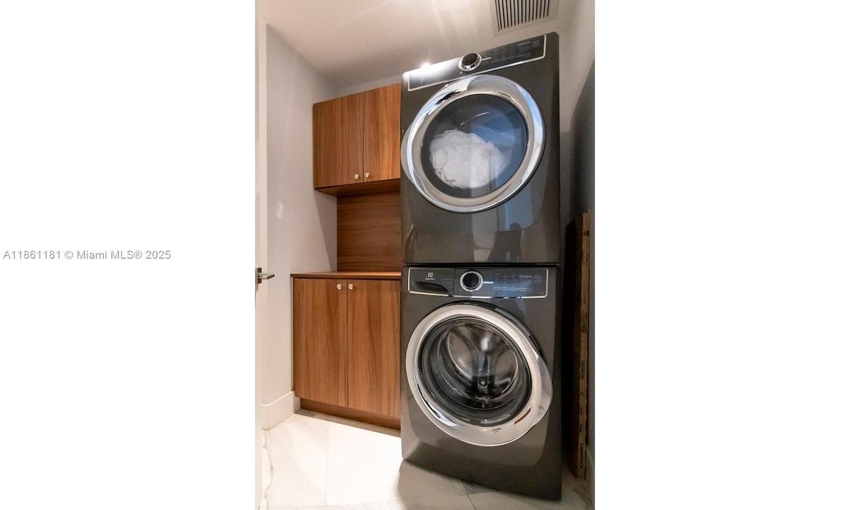 En Venta: $4,375,000 (4 camas, 4 baños, 3214 Pies cuadrados)