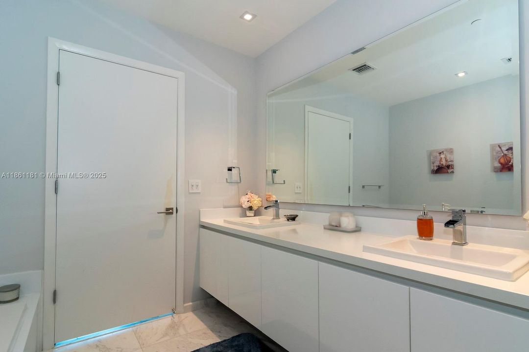 En Venta: $4,375,000 (4 camas, 4 baños, 3214 Pies cuadrados)