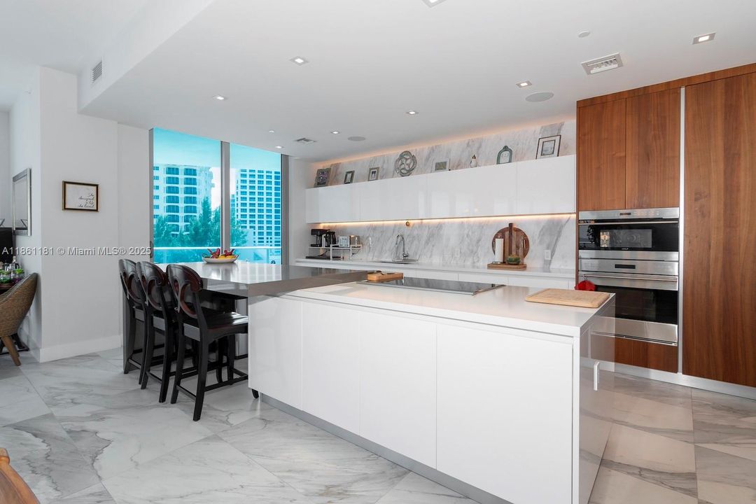 En Venta: $4,375,000 (4 camas, 4 baños, 3214 Pies cuadrados)