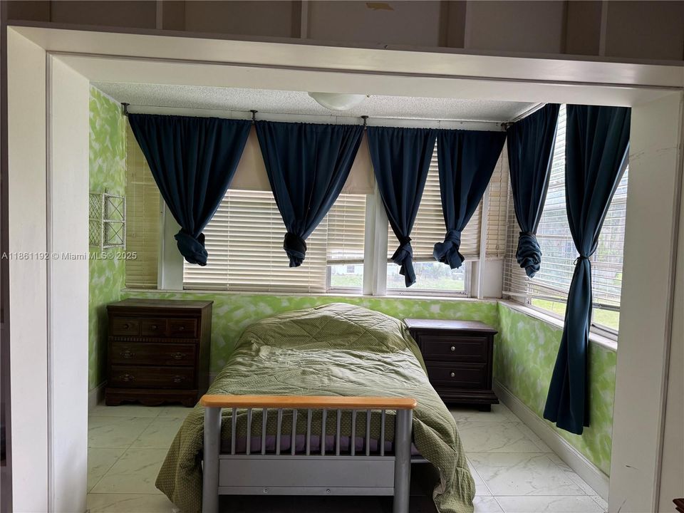 待售: $55,000 (1 贝兹, 1 浴室, 720 平方英尺)