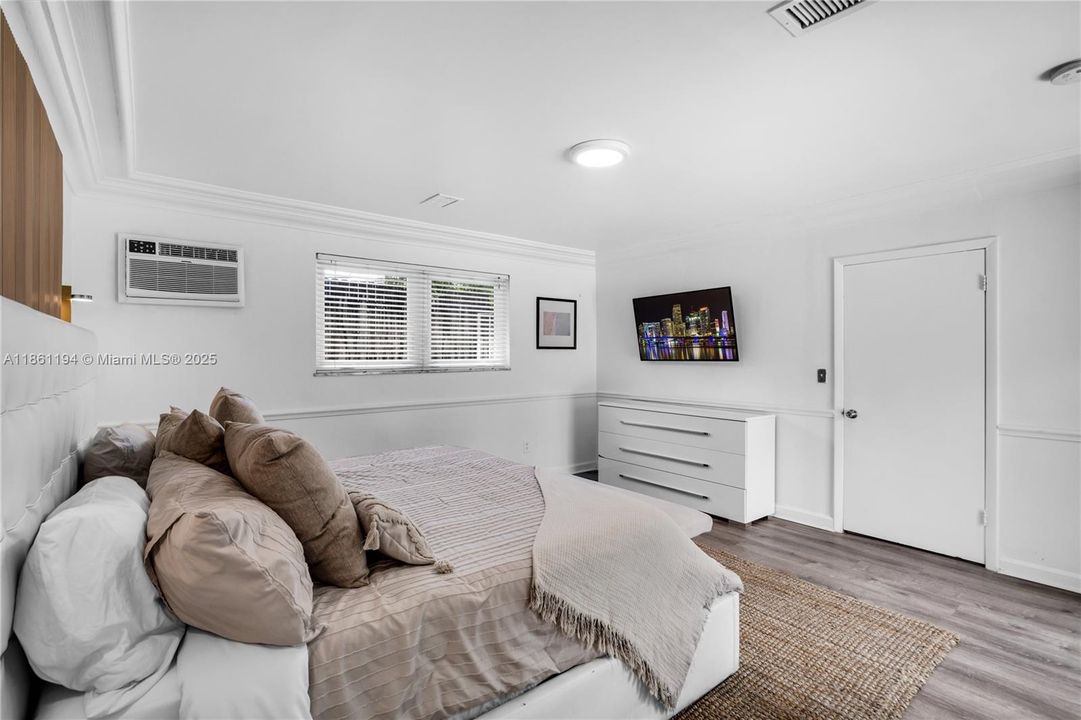 For Sale: $1,950,000 (7 beds, 4 baths, 3442 Square Feet)