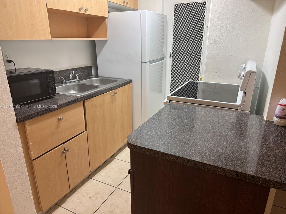 For Sale: $175,000 (1 beds, 1 baths, 530 Square Feet)