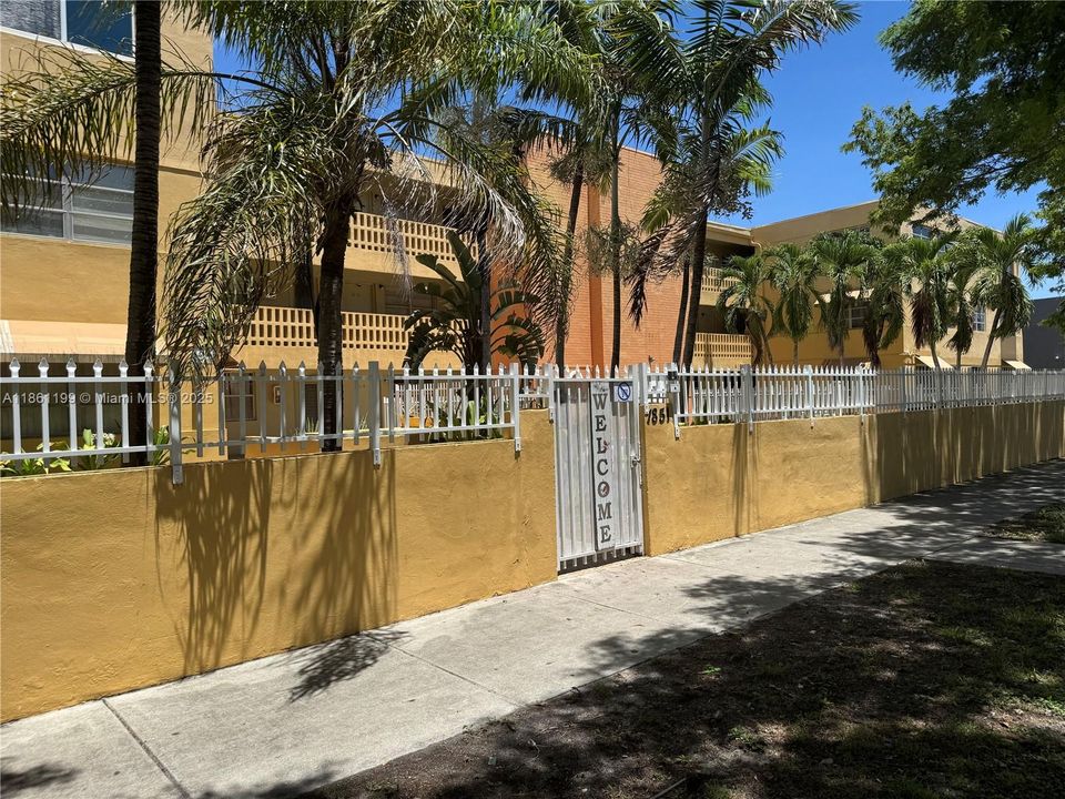 For Sale: $175,000 (1 beds, 1 baths, 530 Square Feet)