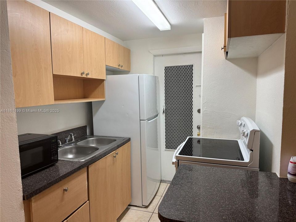 For Sale: $175,000 (1 beds, 1 baths, 530 Square Feet)