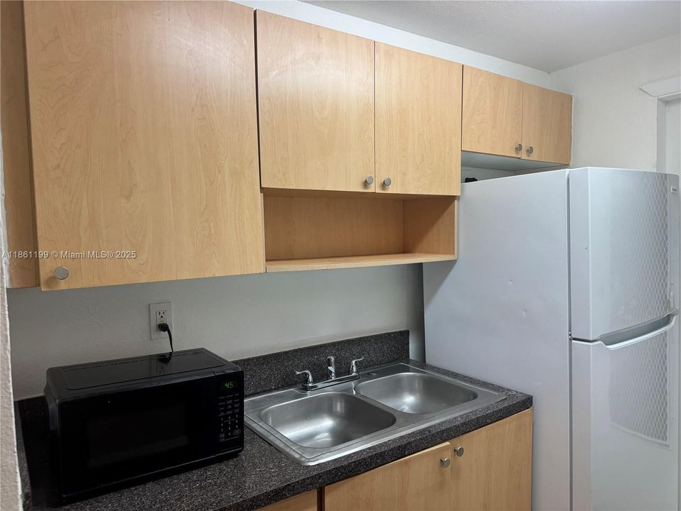 For Sale: $175,000 (1 beds, 1 baths, 530 Square Feet)