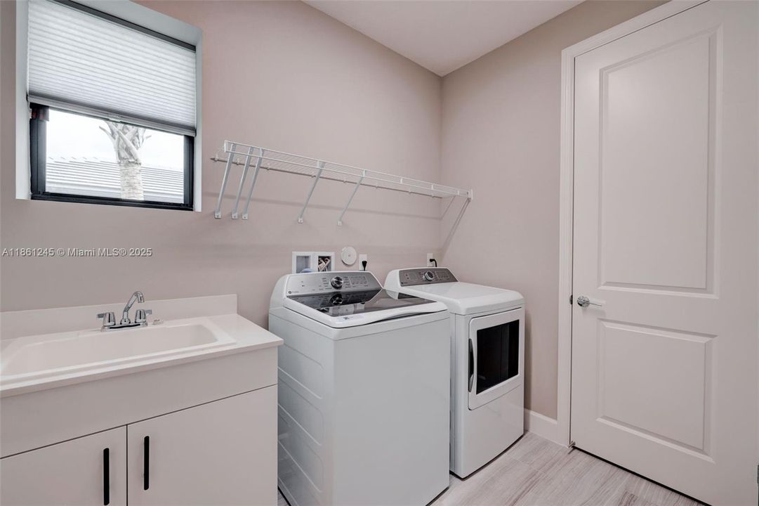 Recently Rented: $3,850 (3 beds, 2 baths, 2064 Square Feet)