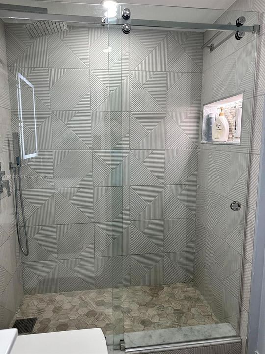 Под контрактом: $310,000 (2 спален, 2 ванн, 817 Квадратных фут)