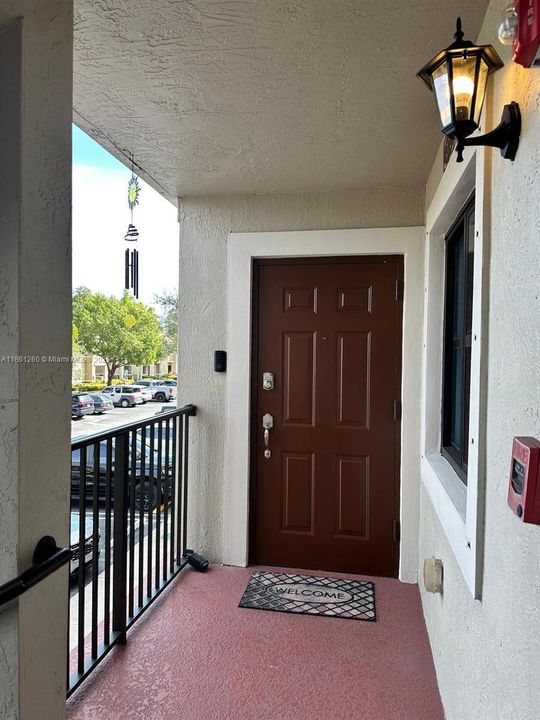 Под контрактом: $310,000 (2 спален, 2 ванн, 817 Квадратных фут)