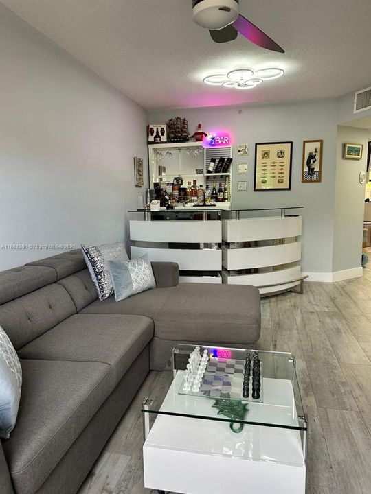 Под контрактом: $310,000 (2 спален, 2 ванн, 817 Квадратных фут)