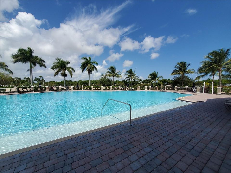 Под контрактом: $310,000 (2 спален, 2 ванн, 817 Квадратных фут)