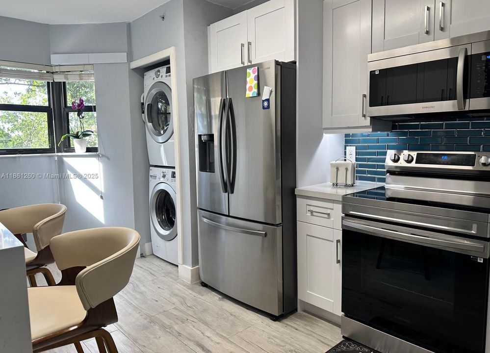 Под контрактом: $310,000 (2 спален, 2 ванн, 817 Квадратных фут)