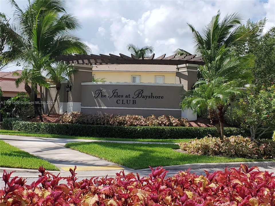 Под контрактом: $310,000 (2 спален, 2 ванн, 817 Квадратных фут)