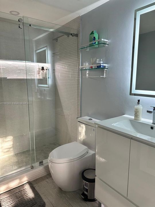 Под контрактом: $310,000 (2 спален, 2 ванн, 817 Квадратных фут)