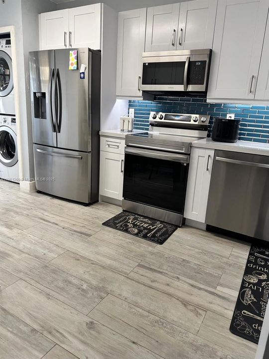 Под контрактом: $310,000 (2 спален, 2 ванн, 817 Квадратных фут)