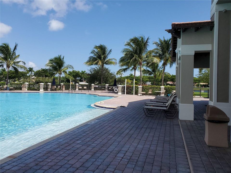 Под контрактом: $310,000 (2 спален, 2 ванн, 817 Квадратных фут)