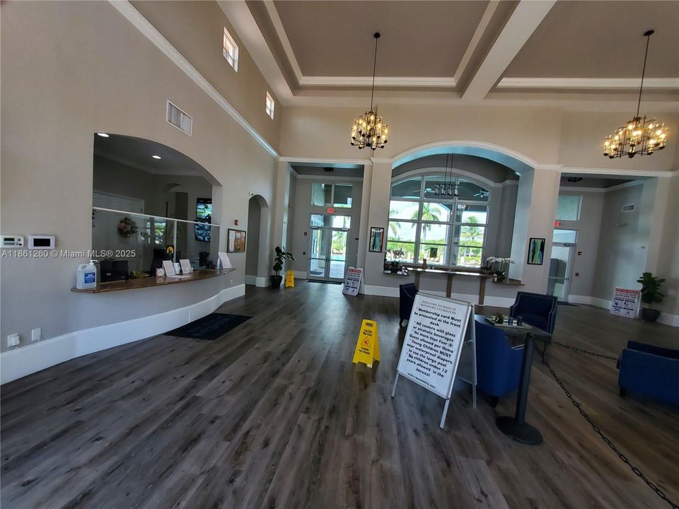 Под контрактом: $310,000 (2 спален, 2 ванн, 817 Квадратных фут)