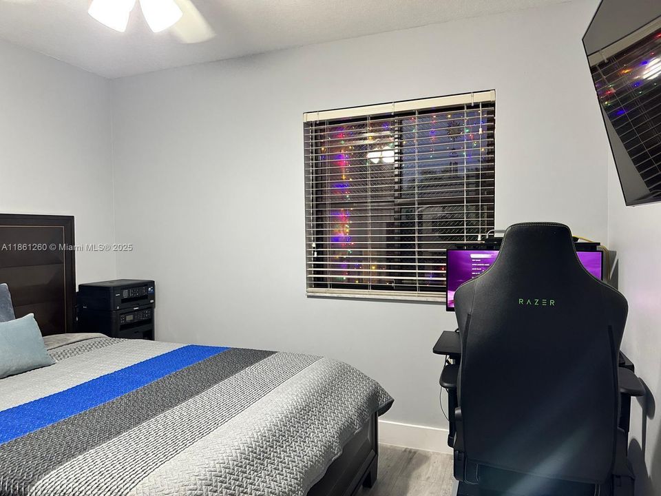 Под контрактом: $310,000 (2 спален, 2 ванн, 817 Квадратных фут)