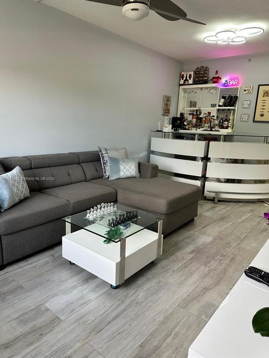 Под контрактом: $310,000 (2 спален, 2 ванн, 817 Квадратных фут)