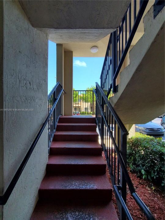 Под контрактом: $310,000 (2 спален, 2 ванн, 817 Квадратных фут)