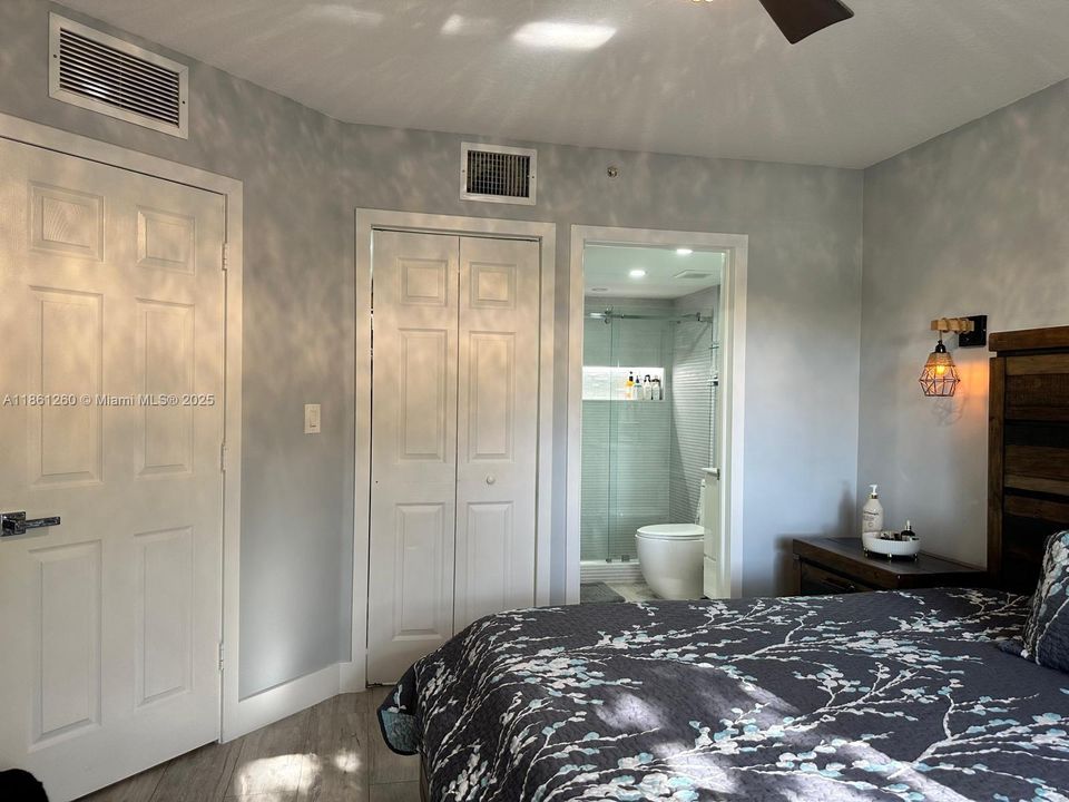 Под контрактом: $310,000 (2 спален, 2 ванн, 817 Квадратных фут)