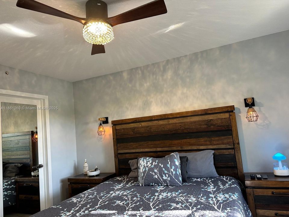 Под контрактом: $310,000 (2 спален, 2 ванн, 817 Квадратных фут)