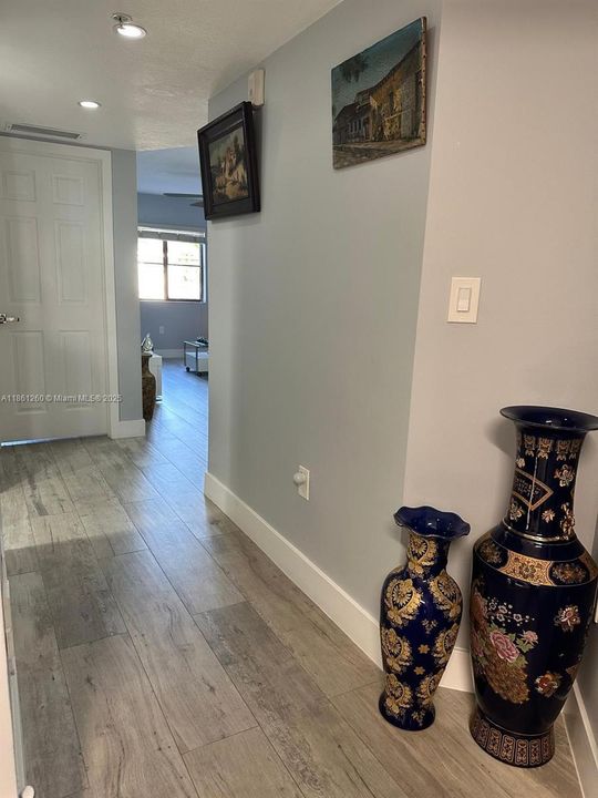 Под контрактом: $310,000 (2 спален, 2 ванн, 817 Квадратных фут)