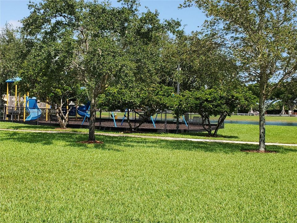 Под контрактом: $310,000 (2 спален, 2 ванн, 817 Квадратных фут)