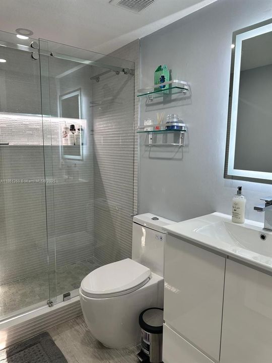 Под контрактом: $310,000 (2 спален, 2 ванн, 817 Квадратных фут)