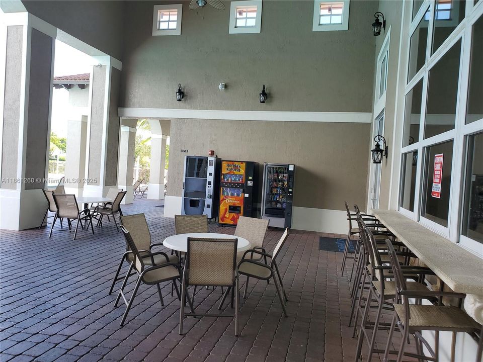 Под контрактом: $310,000 (2 спален, 2 ванн, 817 Квадратных фут)