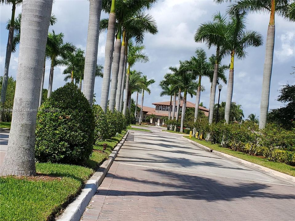 Под контрактом: $310,000 (2 спален, 2 ванн, 817 Квадратных фут)