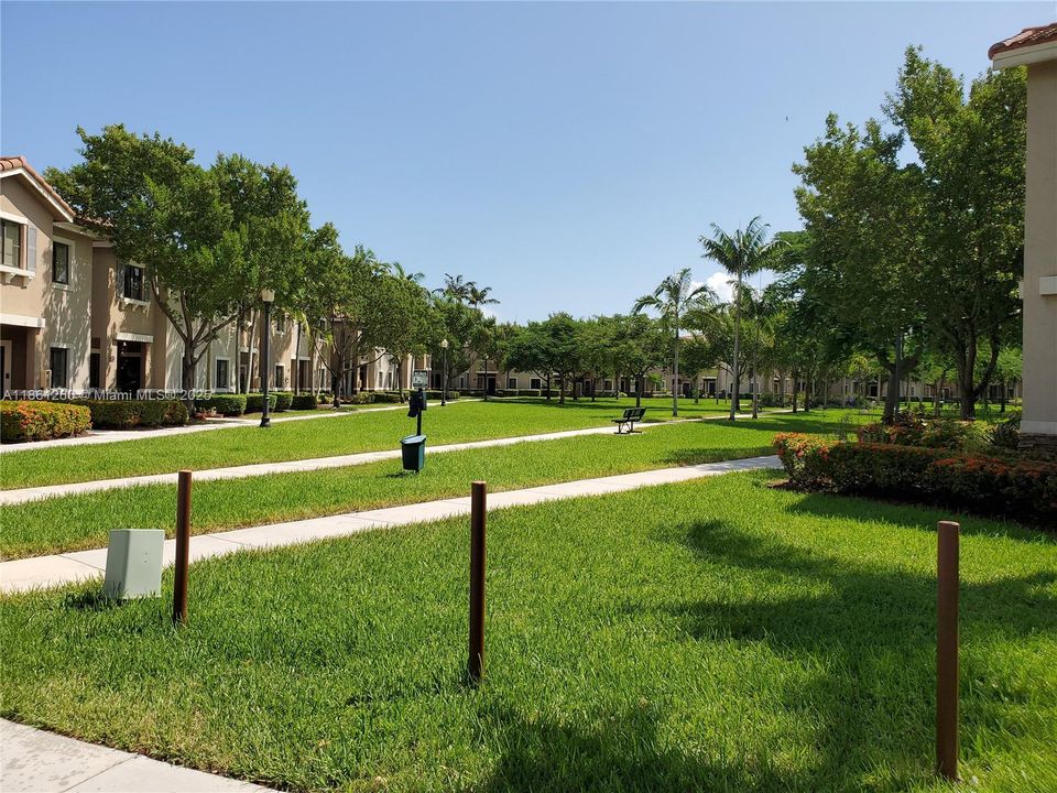 Под контрактом: $310,000 (2 спален, 2 ванн, 817 Квадратных фут)