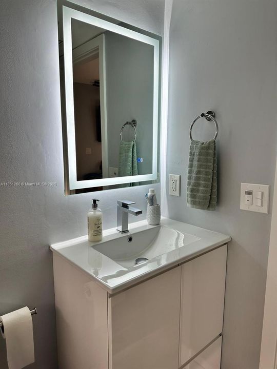 Под контрактом: $310,000 (2 спален, 2 ванн, 817 Квадратных фут)