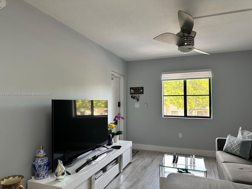 Под контрактом: $310,000 (2 спален, 2 ванн, 817 Квадратных фут)