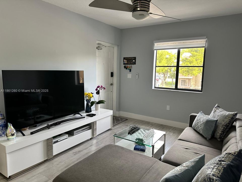 Под контрактом: $310,000 (2 спален, 2 ванн, 817 Квадратных фут)