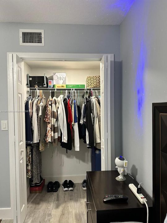 Под контрактом: $310,000 (2 спален, 2 ванн, 817 Квадратных фут)