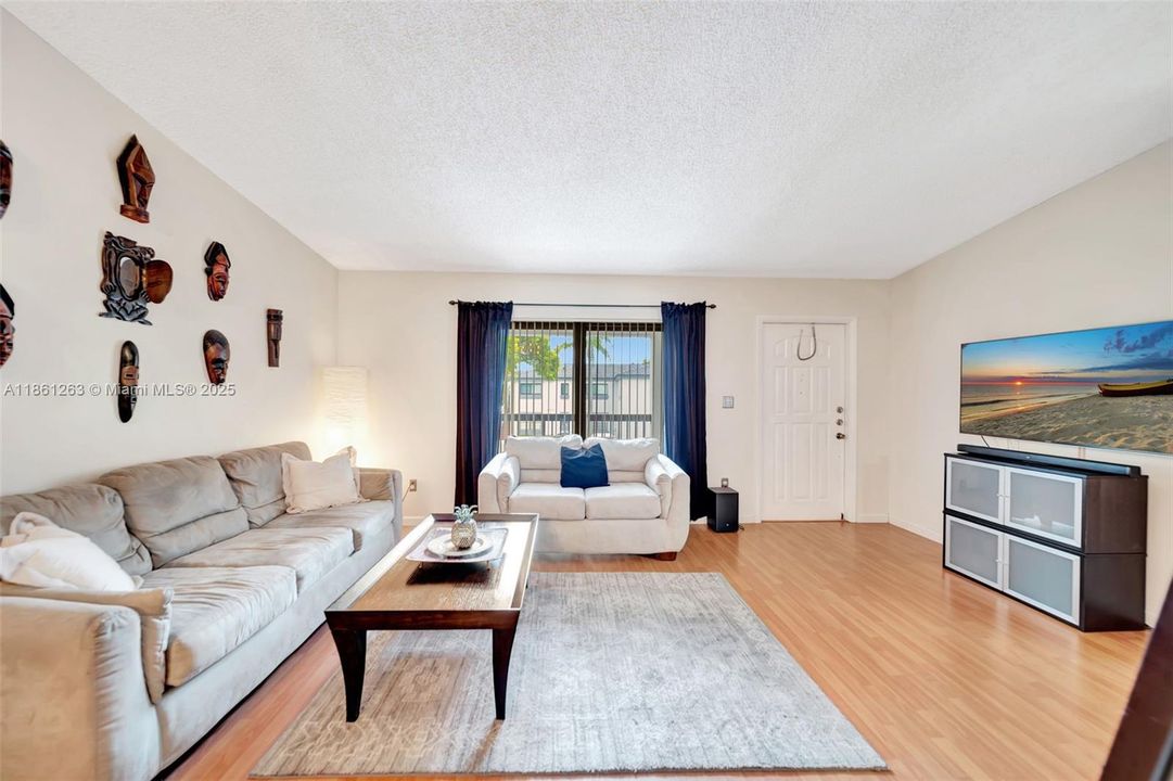 Active With Contract: $289,000 (3 beds, 2 baths, 1100 Square Feet)