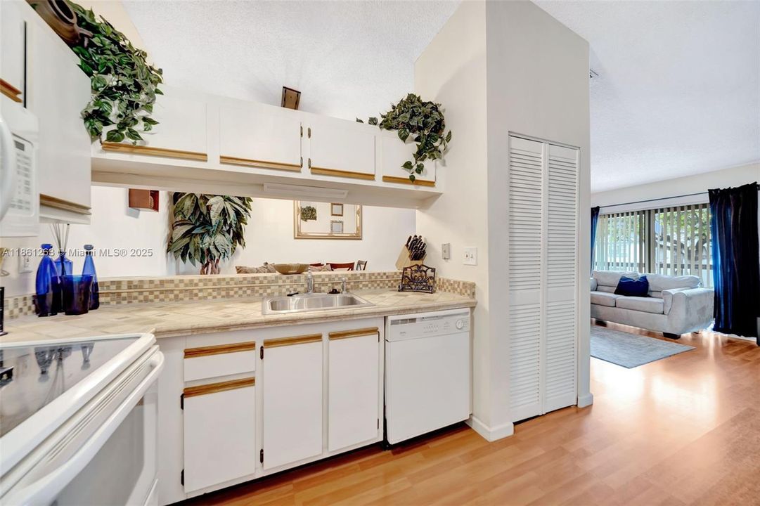 Active With Contract: $289,000 (3 beds, 2 baths, 1100 Square Feet)