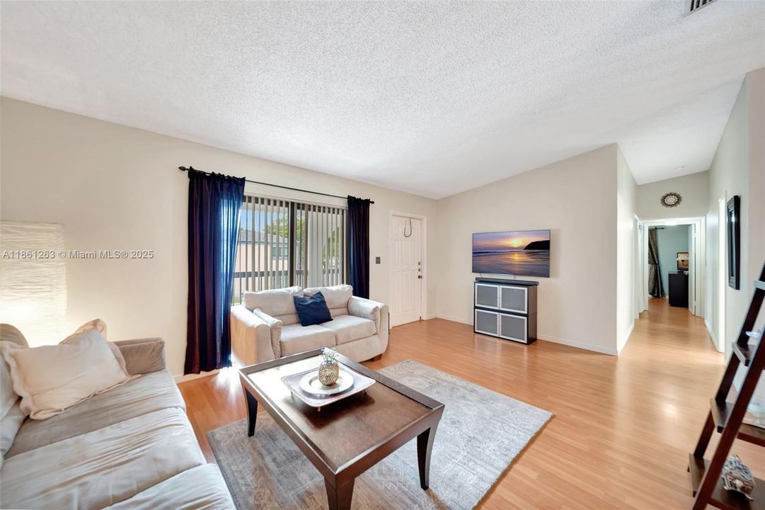 Active With Contract: $289,000 (3 beds, 2 baths, 1100 Square Feet)